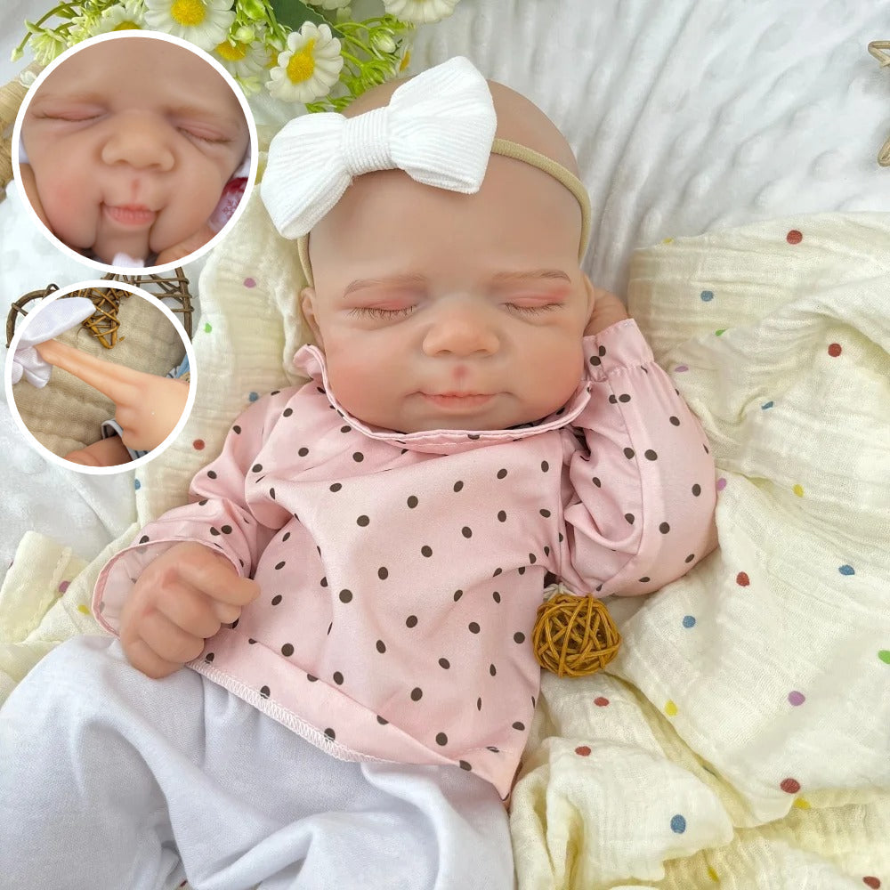 45 cm dehnbare Reborn-Puppe Pascale aus Vollsilikon im Schlaf getragen in einem rosa gepunkteten Outfit