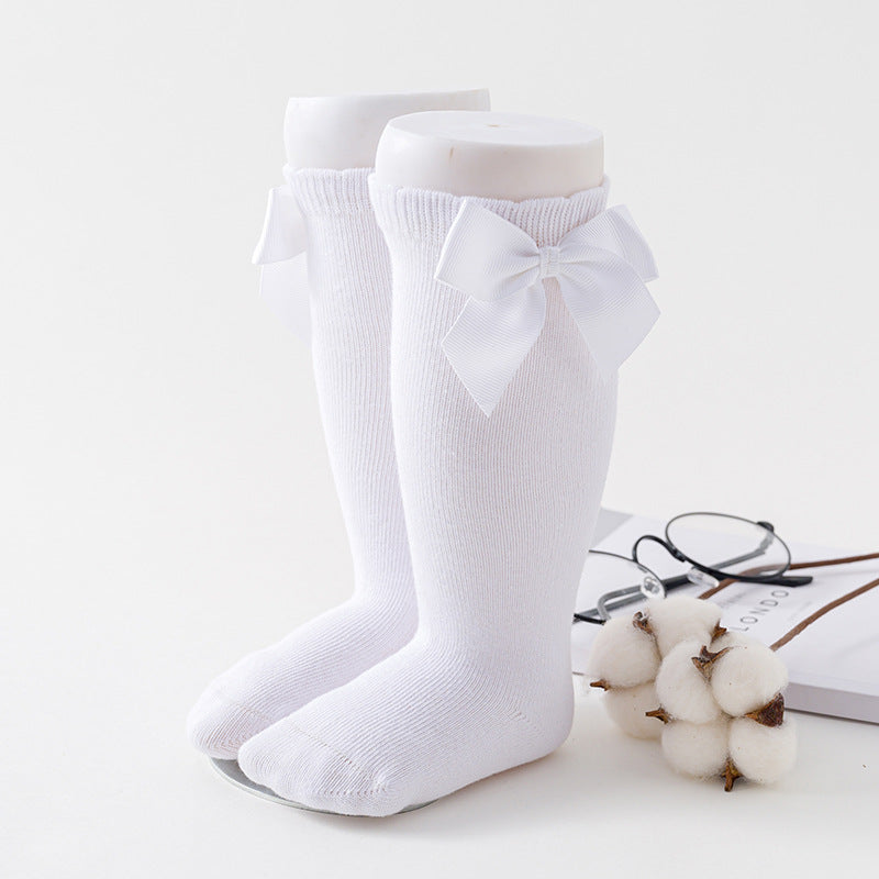 Einfarbige lockere Socken mit großen Schmetterlingen für Babys