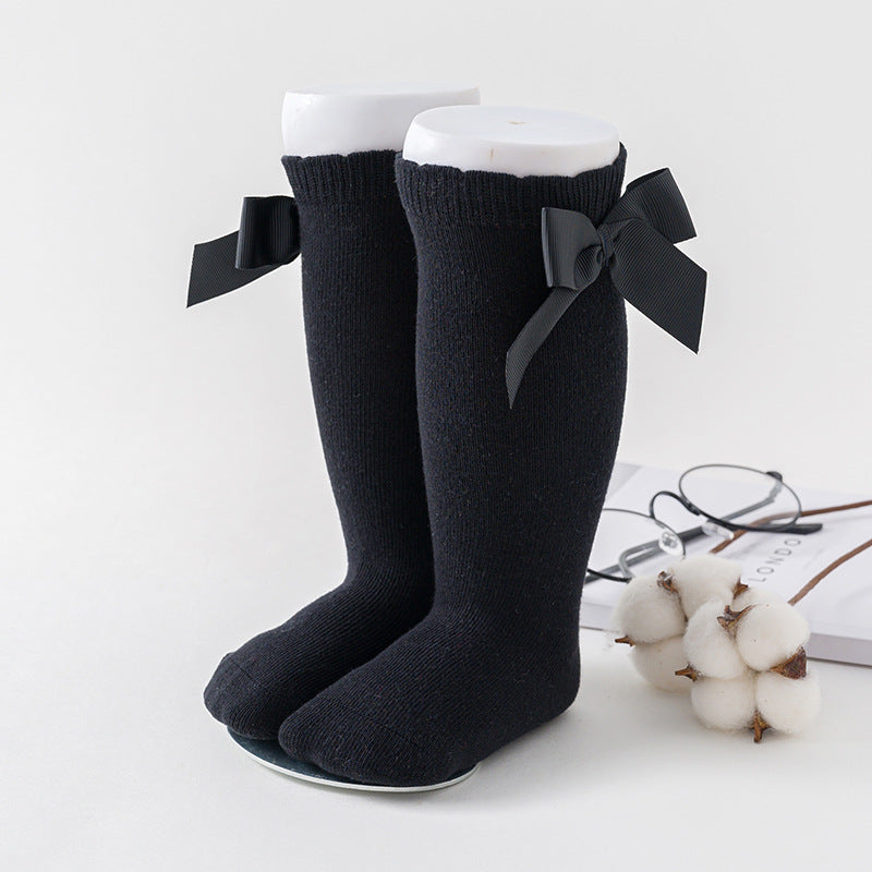 Einfarbige lockere Socken mit großen Schmetterlingen für Babys