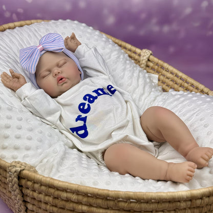 50 cm weiche Stoffpuppe Schlafende Gurke Reborn-Baby im Strampler mit Buchstabenmuster