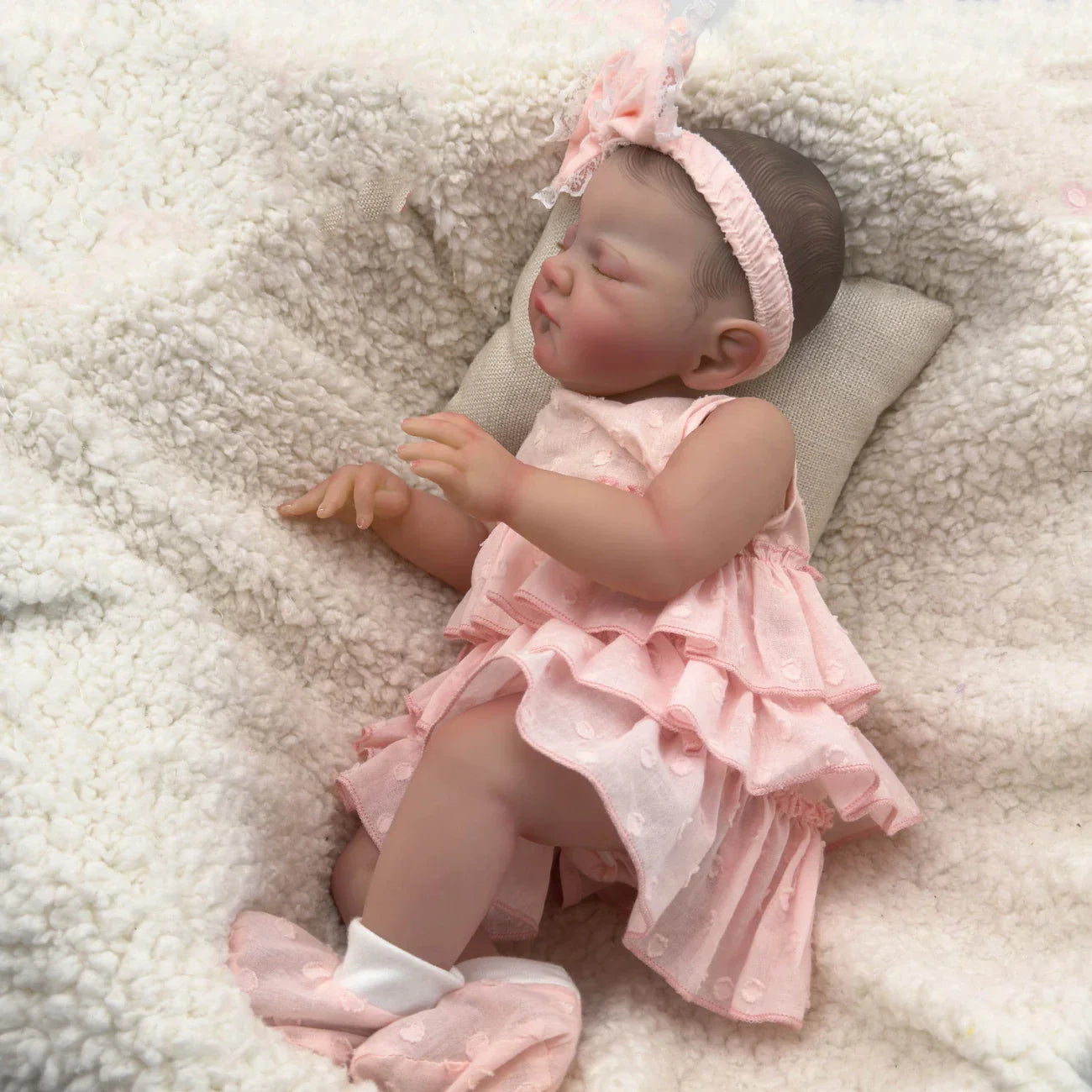 19 Zoll lebensechte Reborn Puppe mit geschlossenen Augen August im rosa Kleid