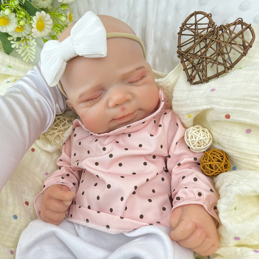 45 cm dehnbare Reborn-Puppe Pascale aus Vollsilikon im Schlaf getragen in einem rosa gepunkteten Outfit