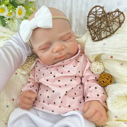 45 cm dehnbare Reborn-Puppe Pascale aus Vollsilikon im Schlaf getragen in einem rosa gepunkteten Outfit