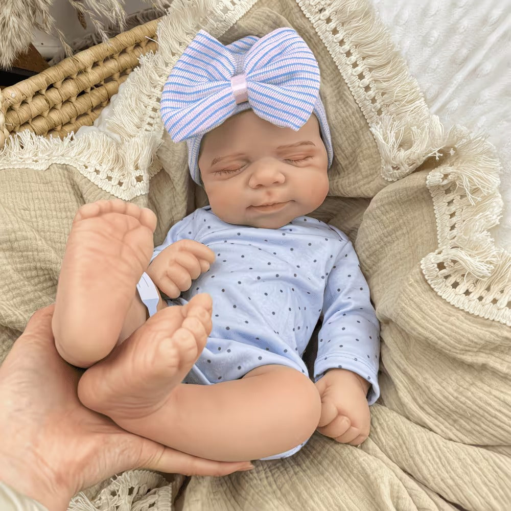 45 cm dehnbare Pascale Reborn Puppe aus Vollsilikon schlafend in blauem Polk-Dot-Outfit