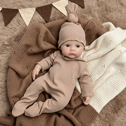 30 cm vollständig aus Silikon gefertigtes Meadow Reborn-Baby im braunen Jumpsuit