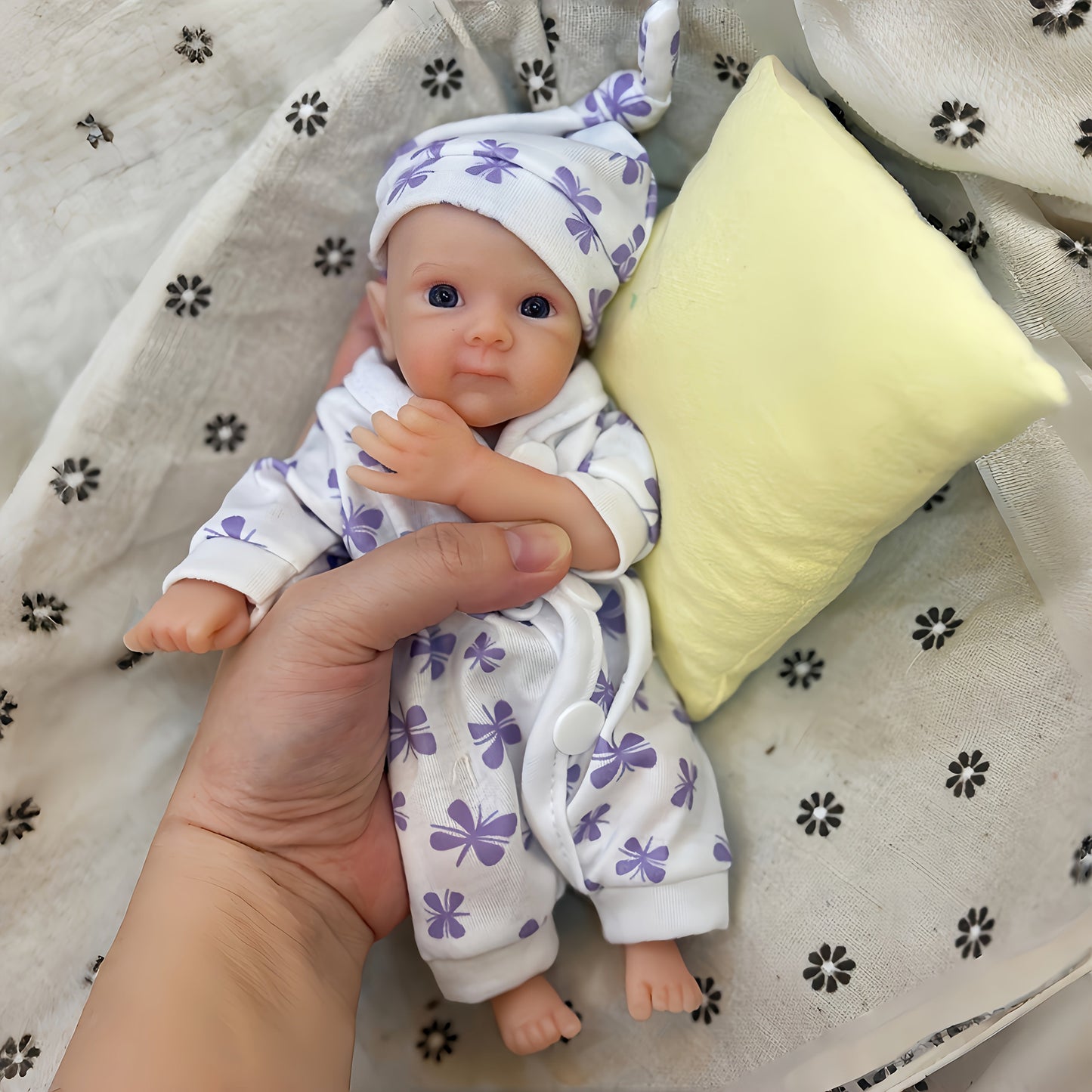 20cm Mini Bettie Reborn Babypuppe aus Silikon mit offenen Augen im lila geblümten Jumpsuit