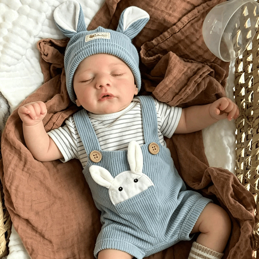 19 Zoll Sam Reborn-Puppe mit geschlossenen Augen im blauen Hasenoutfit