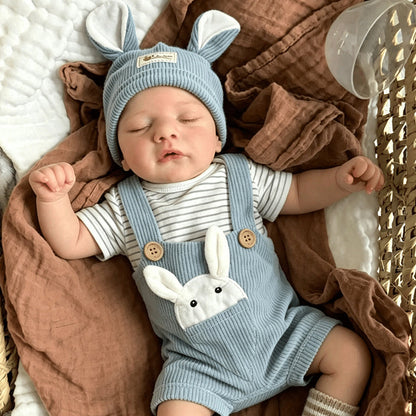 19 Zoll Sam Reborn-Puppe mit geschlossenen Augen im blauen Hasenoutfit