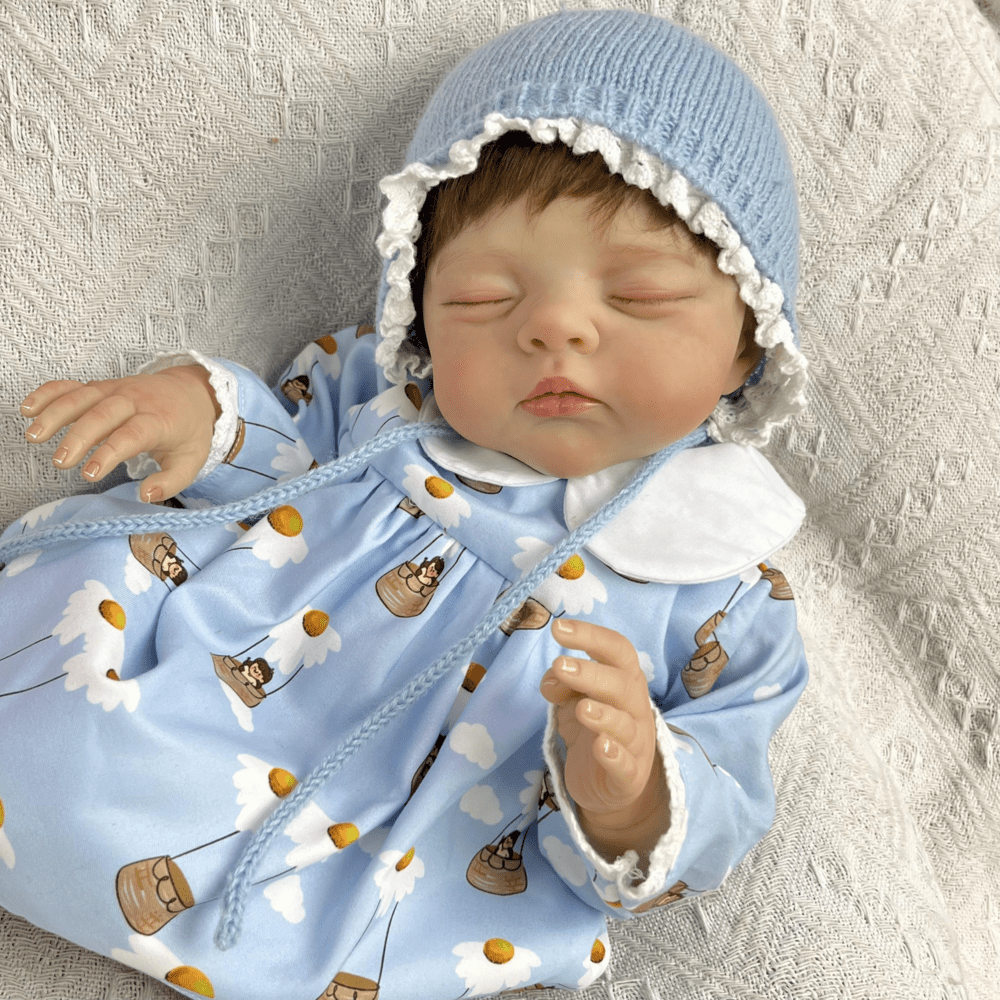 48 cm 3D-bemalte Reborn-Puppe Irys mit geschlossenen Augen und kurzem Haar im blauen Kleid