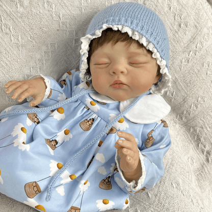 48 cm 3D-bemalte Reborn-Puppe Irys mit geschlossenen Augen und kurzem Haar im blauen Kleid