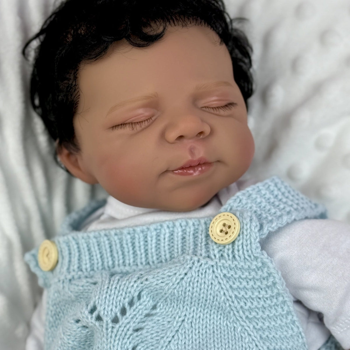 48cm lebensechte Reborn-Puppe Pascale mit weichem Körper dunkler Haut und geschlossenen Augen