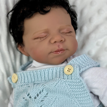 48cm lebensechte Reborn-Puppe Pascale mit weichem Körper dunkler Haut und geschlossenen Augen