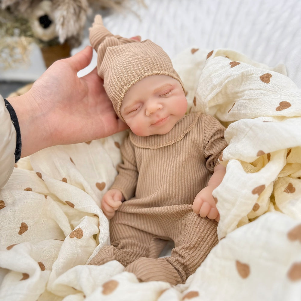 30 cm schlafende Pascale Reborn-Puppe aus Vollsilikon in brauner Kleidung