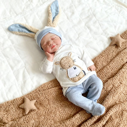 48 cm lebensechte handbemalte Reborn-Babypuppe Pascale mit geschlossenen Augen.