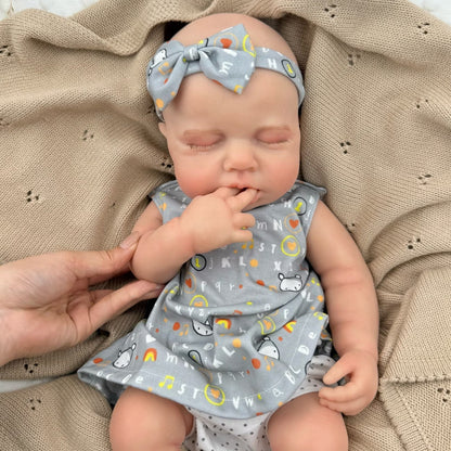 45 cm dehnbare Loulou Reborn Puppe aus Vollsilikon schlafend in grauen Outfits mit Buchstabenmuster