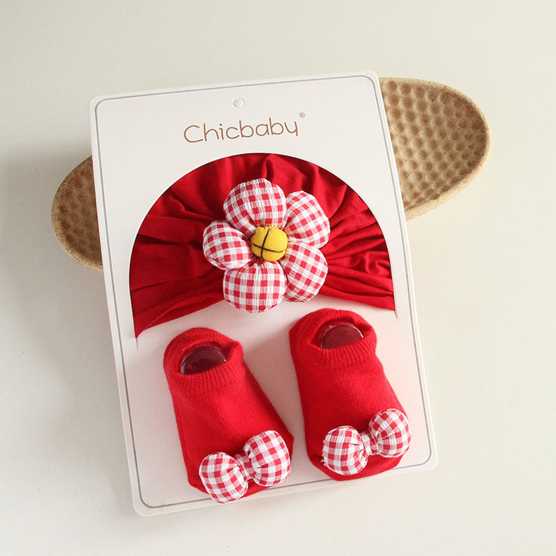 Süße Babymütze und Socken mit Blumen und Schleifen, 2-teiliges Set