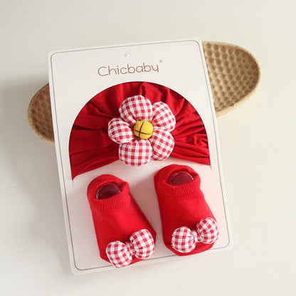 Süße Babymütze und Socken mit Blumen und Schleifen, 2-teiliges Set