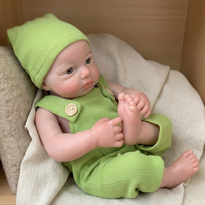 45cm waches Loulou Reborn Baby aus Vollsilikon in grünem Outfit