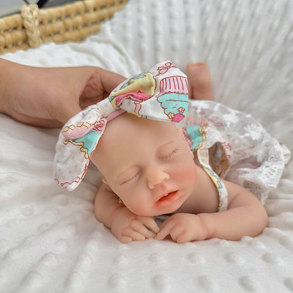 30cm Loulou Reborn Baby aus Vollsilikon mit geschlossenen Augen in einem Spitzenkleid mit Blumenmuster