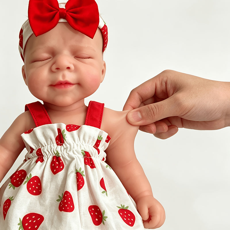 30cm weiches dehnbares Pascale Reborn Baby aus Vollsilikon mit geschlossenen Augen in einem Erdbeerkleid