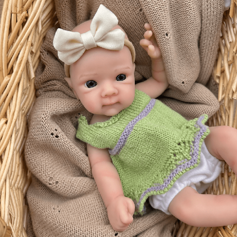 30cm Reborn Babypuppen Mädchen Bettie aus Vollsilikon im grünen Pullover