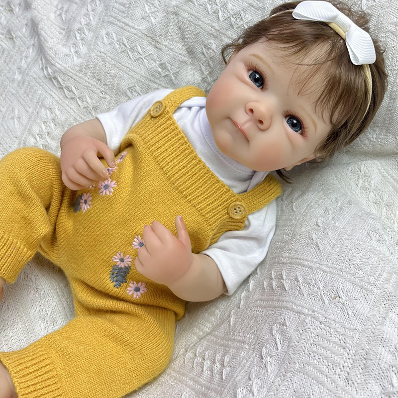 Lebensechtes Reborn Babypuppen Mädchen Bettie (45 cm) mit Vinylkörper Kurzhaarfrisur und gelber Strickkleidung