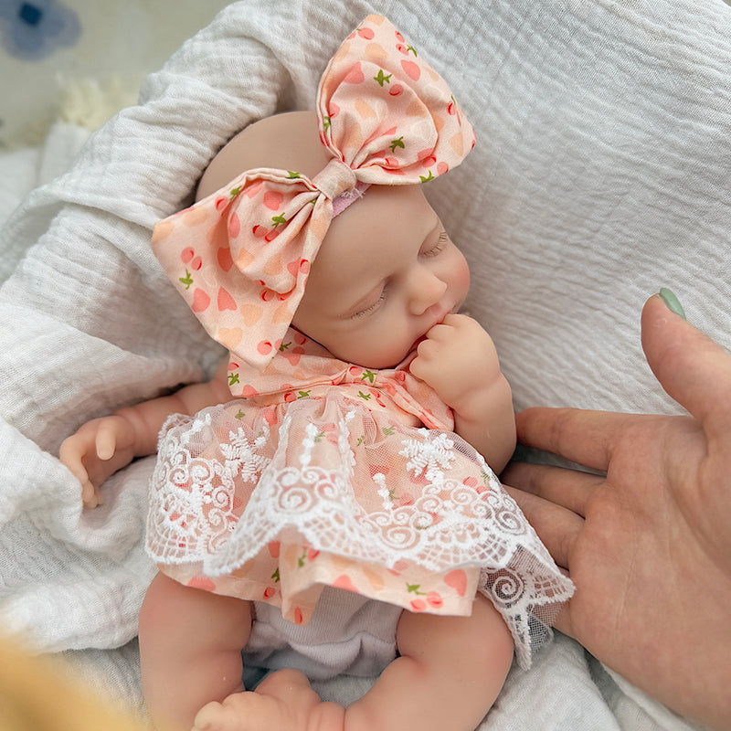 30cm Loulou Reborn Babypuppe aus Vollsilikon mit geschlossenen Augen im Kirsch-Spitzenkleid
