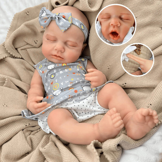 45 cm dehnbare Loulou Reborn Puppe aus Vollsilikon schlafend in grauen Outfits mit Buchstabenmuster