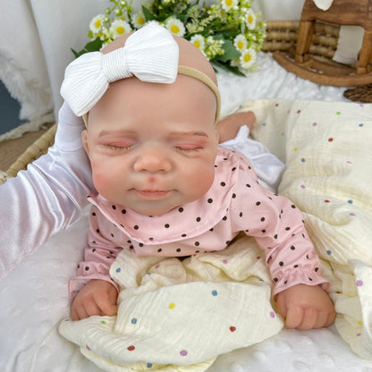 45 cm dehnbare Reborn-Puppe Pascale aus Vollsilikon im Schlaf getragen in einem rosa gepunkteten Outfit