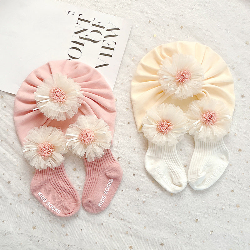 Schöne Spitzenblumen-Babymütze und Socken 2-teiliges Set