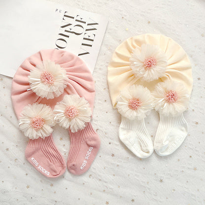 Schöne Spitzenblumen-Babymütze und Socken 2-teiliges Set