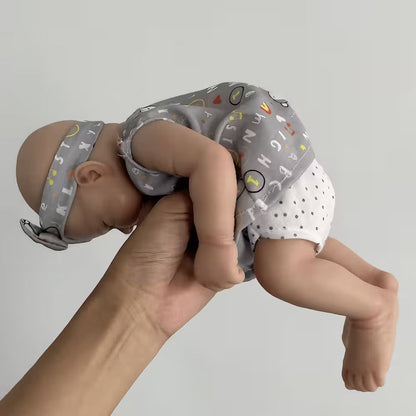 30 cm niedliche Pascale Reborn Puppe aus Vollsilikon in grauem Outfit mit Buchstabenprint.