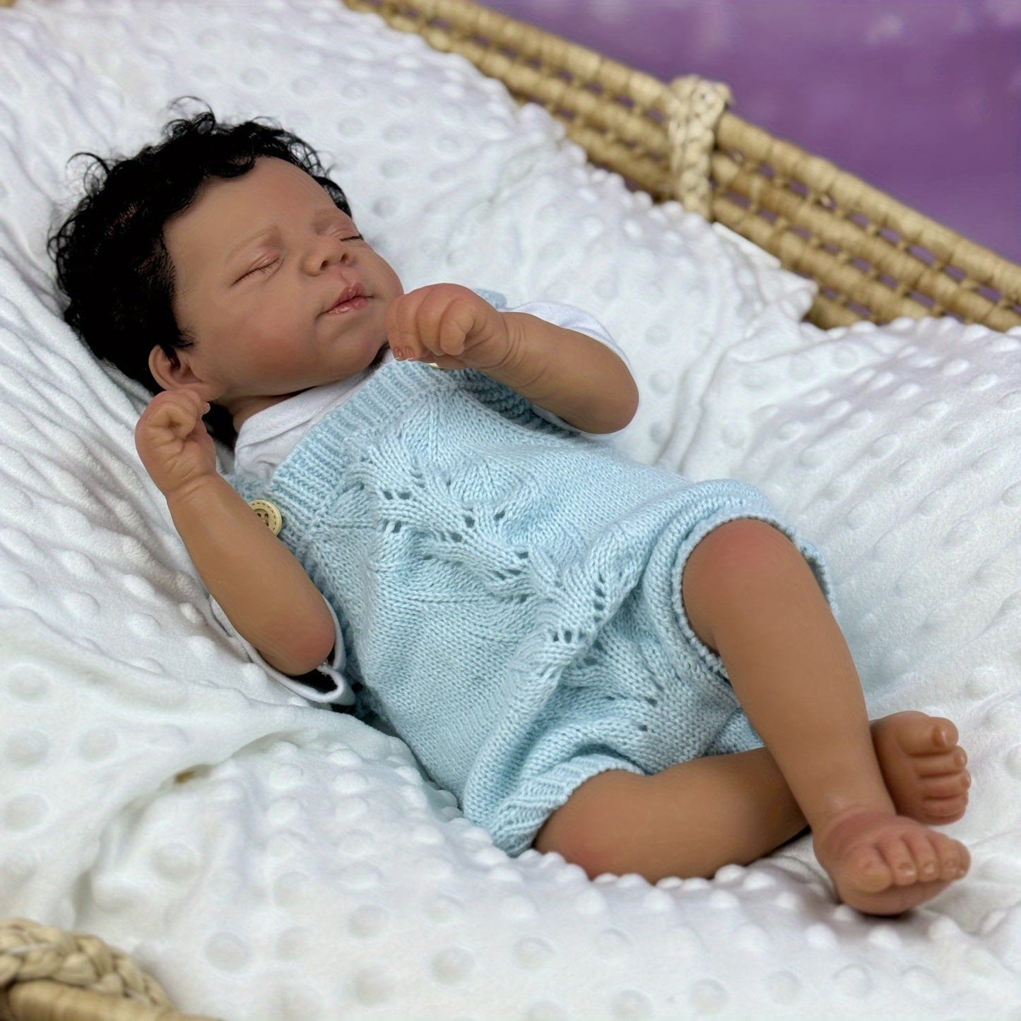 48cm lebensechte Reborn-Puppe Pascale mit weichem Körper dunkler Haut und geschlossenen Augen