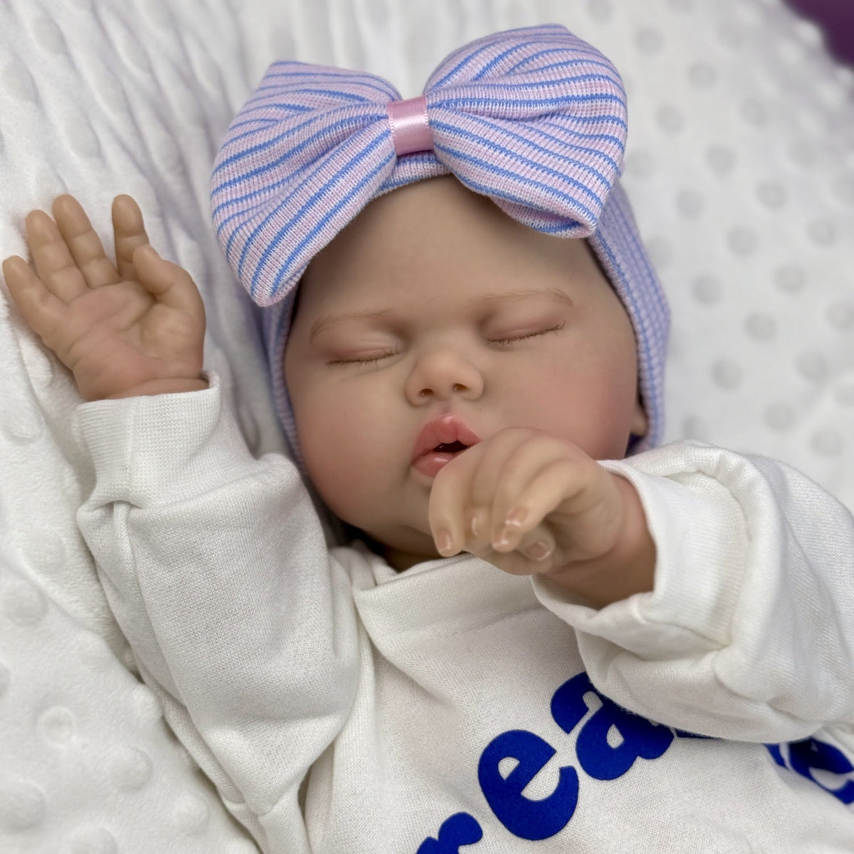50 cm weiche Stoffpuppe Schlafende Gurke Reborn-Baby im Strampler mit Buchstabenmuster