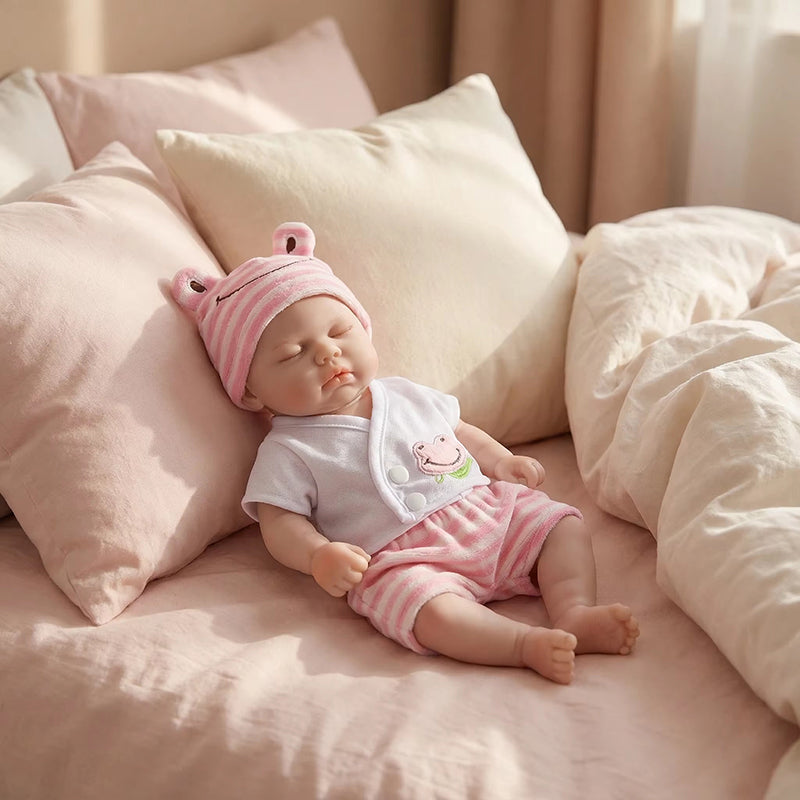 30 cm vollständig aus Silikon gefertigte Reborn Puppe Pickle mit geschlossenen Augen im rosa Frosch-Outfit