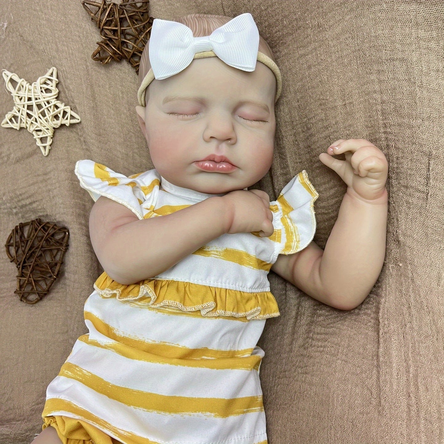 20 Zoll Loulou Reborn-Baby-Dame mit geschlossener Augen und 3D-Haut in gelb gestreifter Kleidung