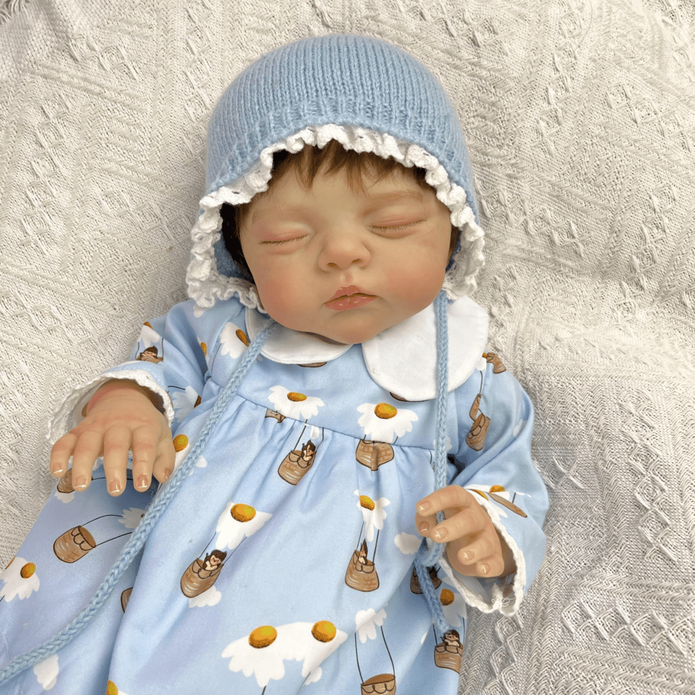 48 cm 3D-bemalte Reborn-Puppe Irys mit geschlossenen Augen und kurzem Haar im blauen Kleid