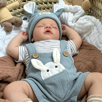 19 Zoll Sam Reborn-Puppe mit geschlossenen Augen im blauen Hasenoutfit