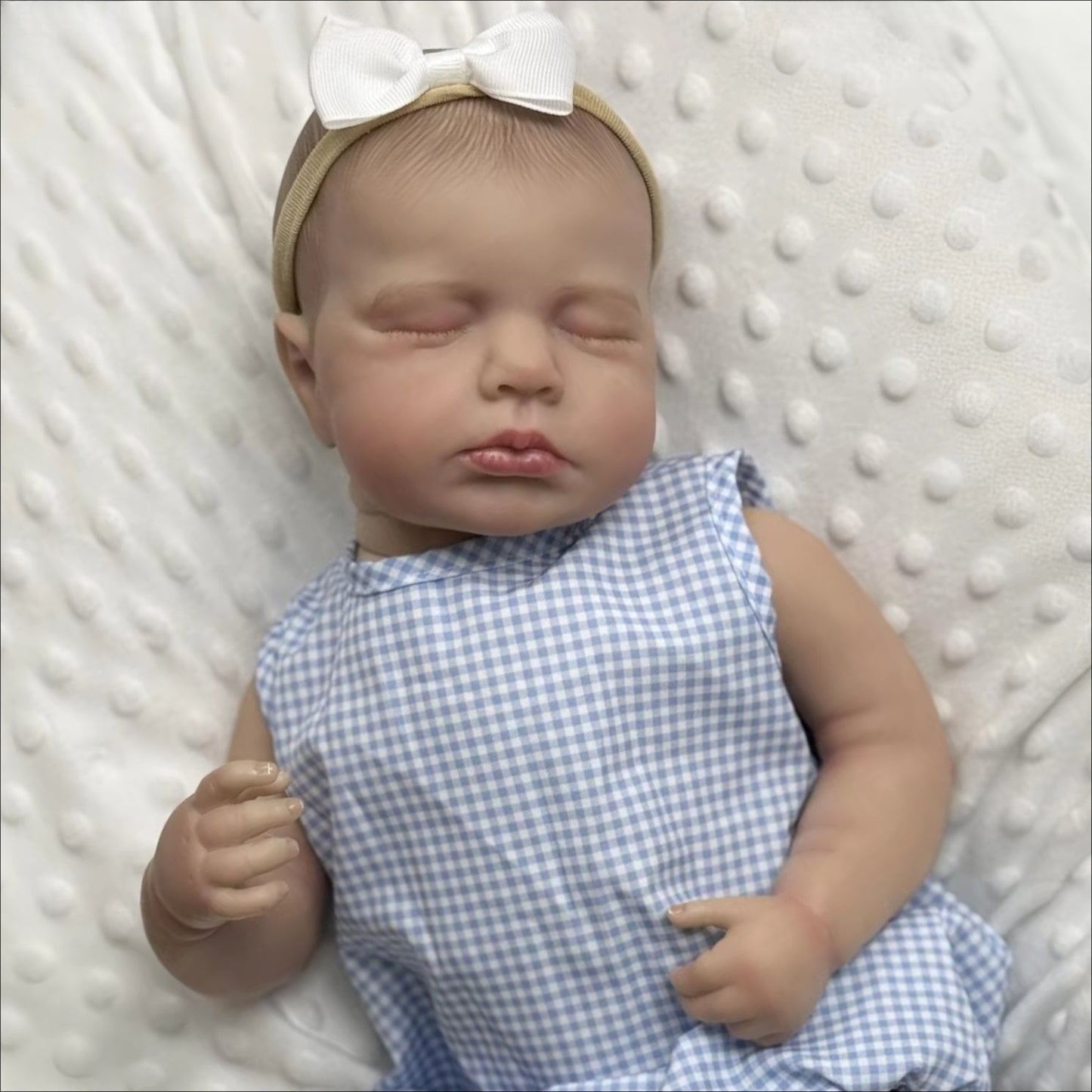 20 Zoll Loulou Reborn-Baby-Dame mit 3D-Haut geschlossenen Augen und blauem Karostrampler