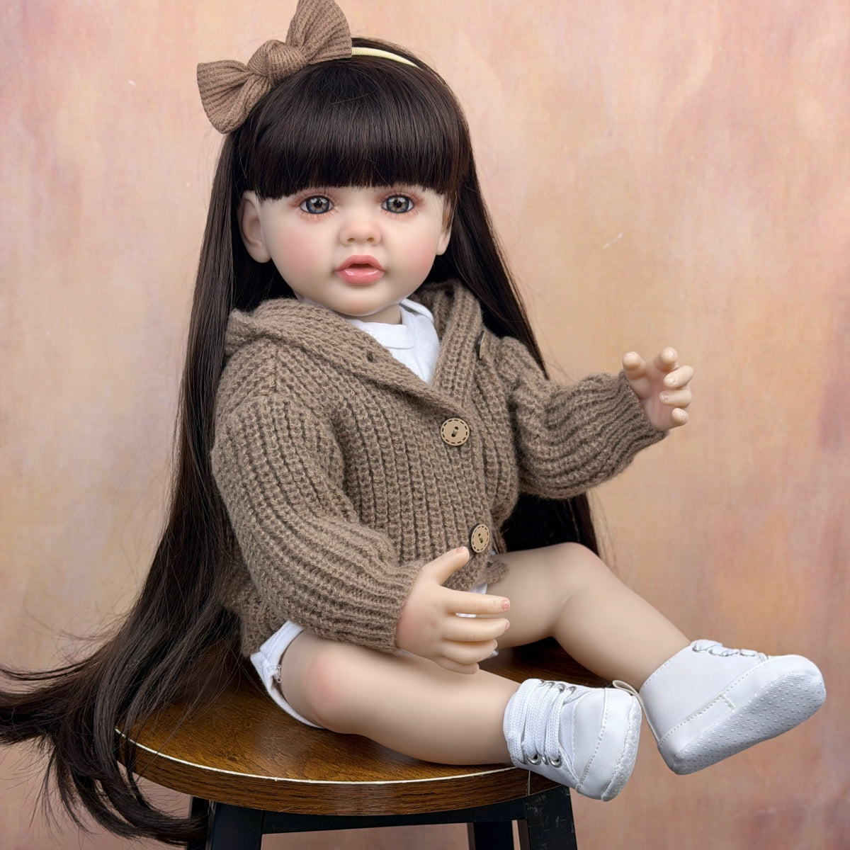 55 cm langes langhaariges Reborn Baby Mädchen im braunen Pullover – Betty