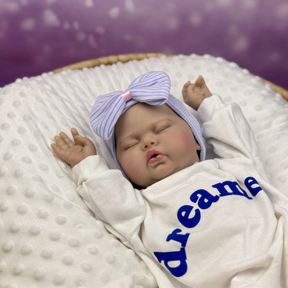 50 cm weiche Stoffpuppe Schlafende Gurke Reborn-Baby im Strampler mit Buchstabenmuster