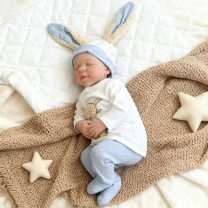48 cm lebensechte handbemalte Reborn-Babypuppe Pascale mit geschlossenen Augen.