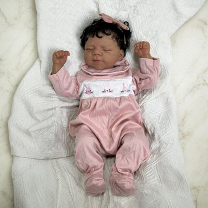 48 cm lebensechte weiche schlafende Reborn Puppe Pascale mit dunkler Haut in rosa Kleidung