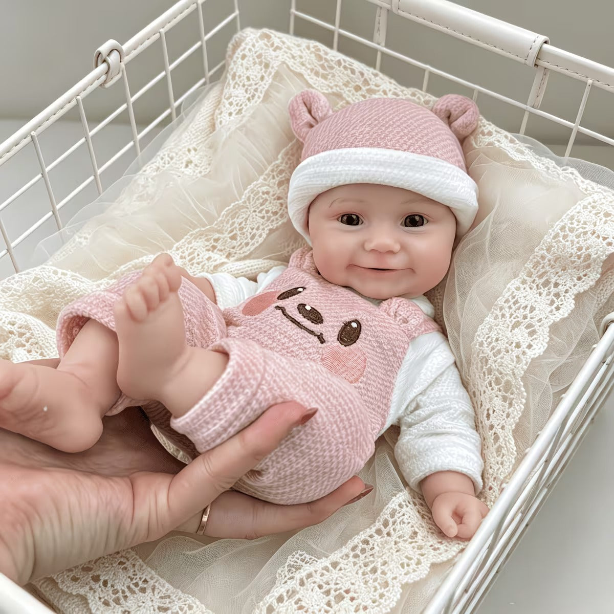 30 cm vollständig aus Silikon gefertigte Reborn-Babypuppe Maddie lächeln im rosa Bärenoutfit