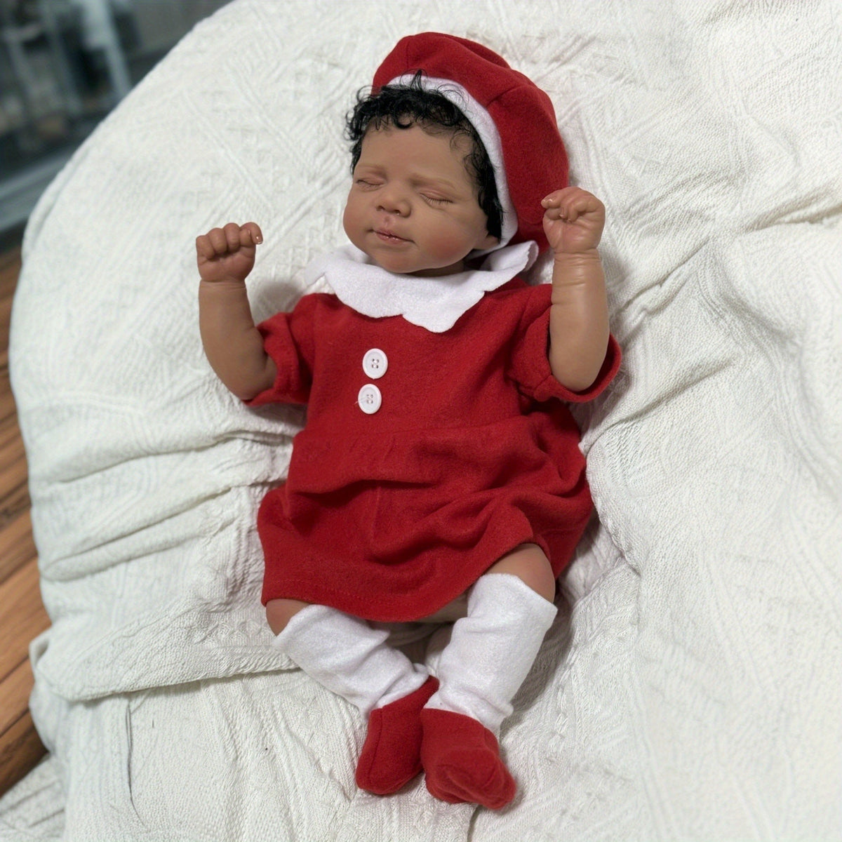 19 Zoll lebensechte Reborn-Puppe mit geschlossenen Augen und dunkler Haut in Weihnachtskleidung - Pascale