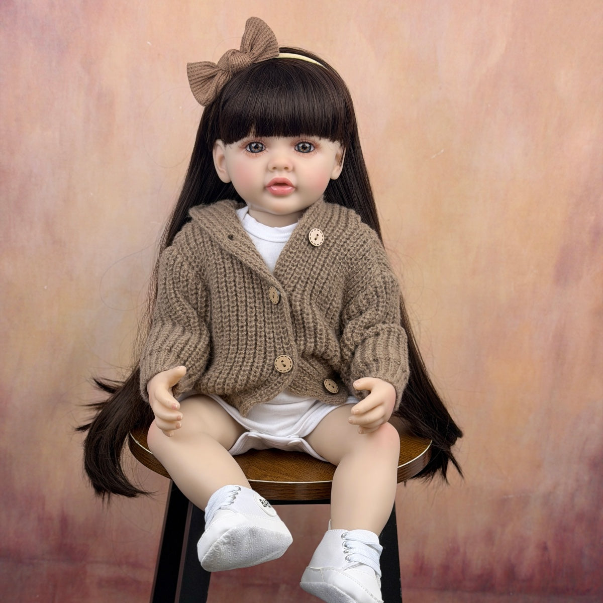 55 cm langes langhaariges Reborn Baby Mädchen im braunen Pullover – Betty