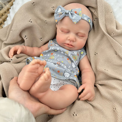 45 cm dehnbare Loulou Reborn Puppe aus Vollsilikon schlafend in grauen Outfits mit Buchstabenmuster