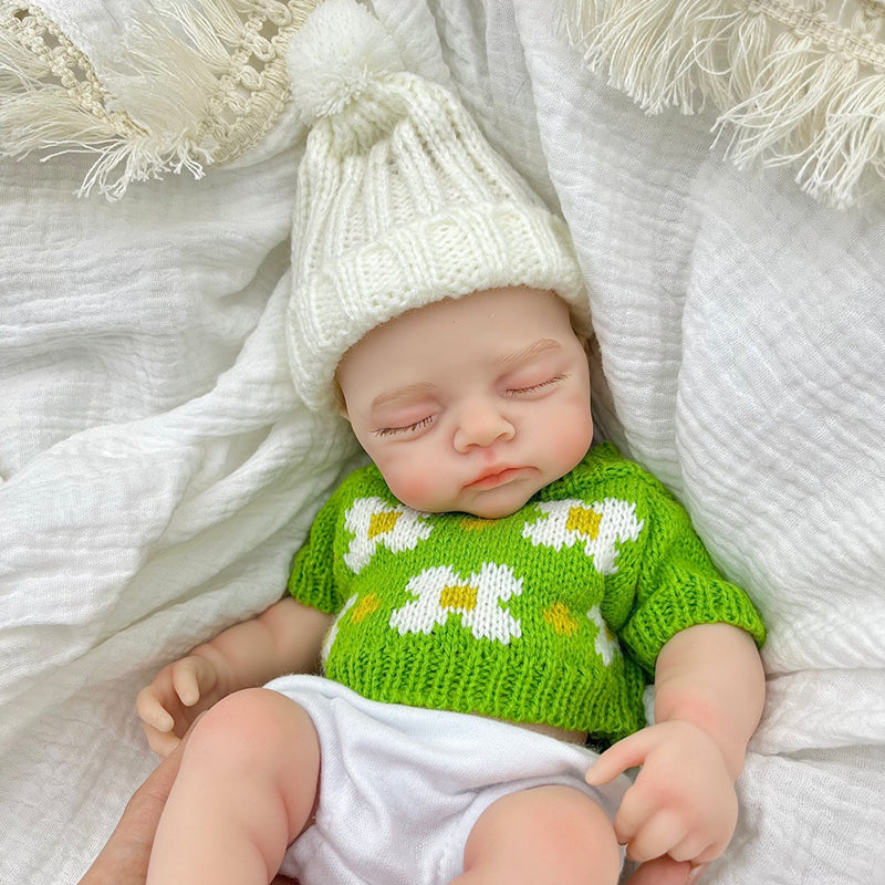 30 cm realistische Irys Reborn Puppe aus Vollsilikon mit geschlossenen Augen im grünen Pullover