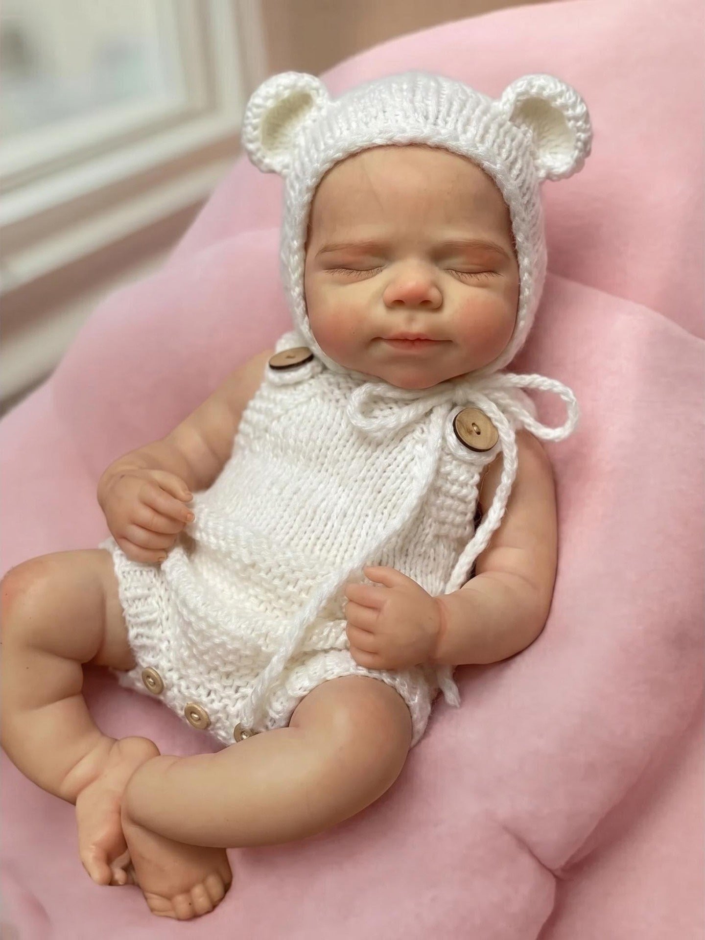 30 cm Pascale Reborn Puppe aus Vollsilikon in weißem Outfit