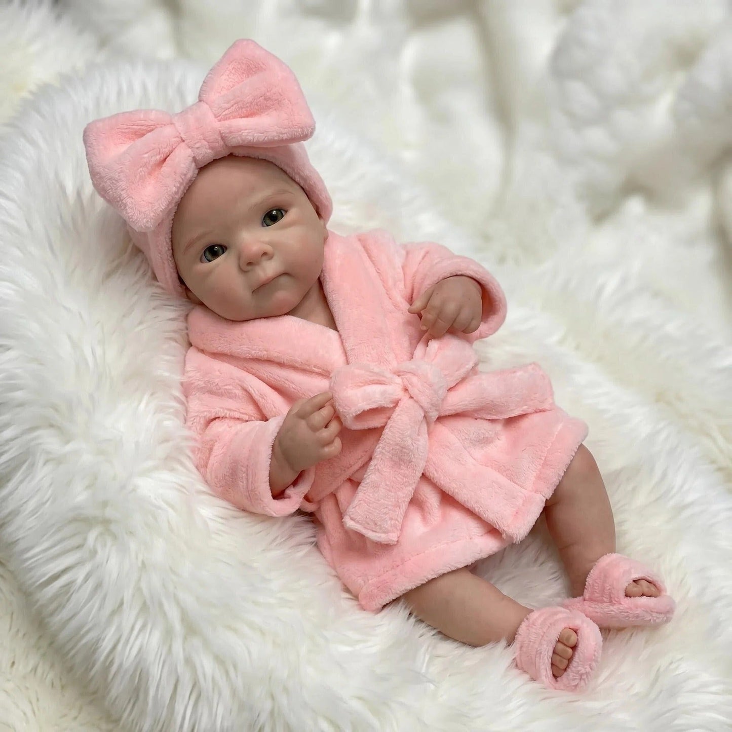 18 Zoll realistische Bettie Reborn Puppe aus Vollsilikon Mädchen im rosa Bademantel